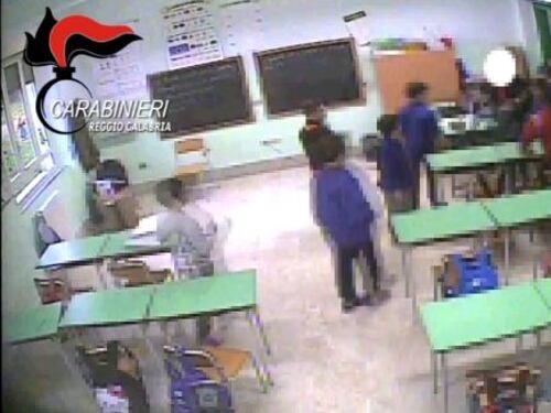 Reggio Calabria, maltrattamenti in una scuola elementare: sospese due maestre
