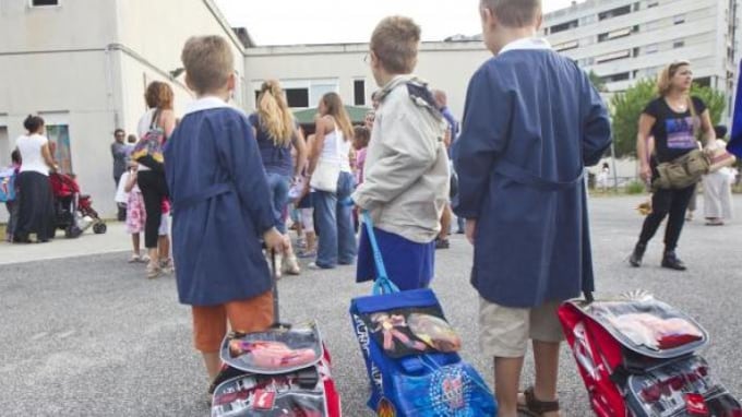 Inghilterra, il gender vieta le gonne a scuola: "Vestiti tutti uguali"