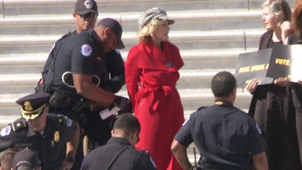 Jane Fonda arrestata a Washington: protestava contro il cambiamento climatico