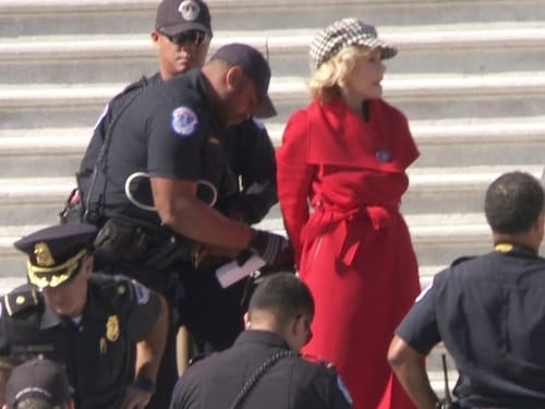 Jane Fonda arrestata a Washington: protestava contro il cambiamento climatico