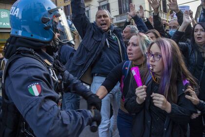 Manifestazione no pass a Milano. Scontri con la polizia 1
