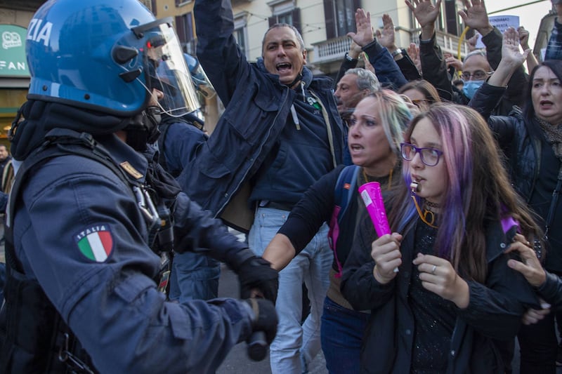 Manifestazione no pass a Milano. Scontri con la polizia 1