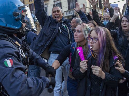 Manifestazione no pass a Milano. Scontri con la polizia