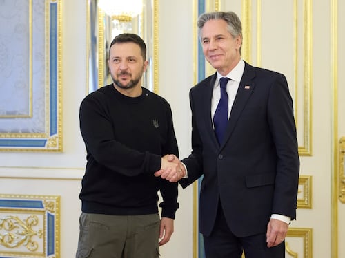 Blinken a Kiev: "Armi in arrivo, siamo con voi". Ma Kharkiv resta sotto assedio