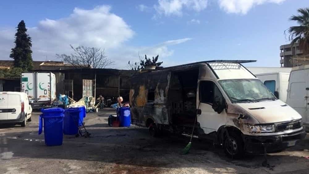 Incendio nell'autorimessa: in fiamme auto, furgoni e pullman