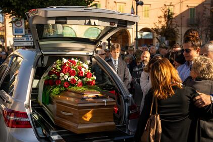 L'ultimo saluto a Matilde Lorenzi: le immagini più toccanti dei funerali 10