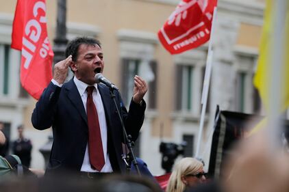 Fassina contestato in piazza 4