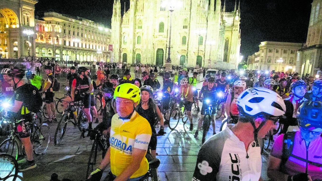 In bici di notte, dal Duomo fino al Lago