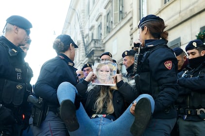 Ultima generazione tenta il blitz a Palazzo Chigi: fermati dalla polizia 5