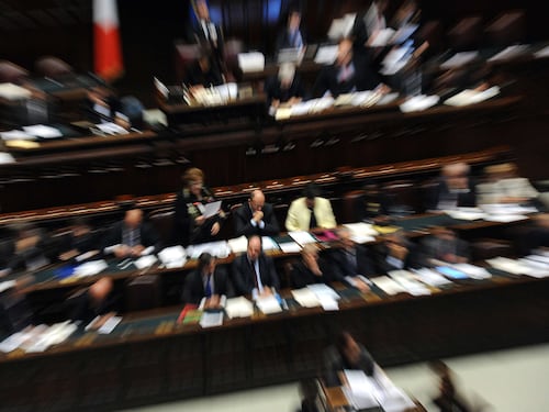 Governo Letta appeso a un filo, si fa strada l'ipotesi rimpasto