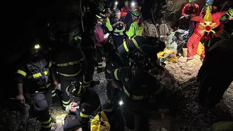 Speleologo rimasto intrappolato in una grotta in Sardegna: corsa contro il tempo per salvarlo. “È vivo e cosciente”
