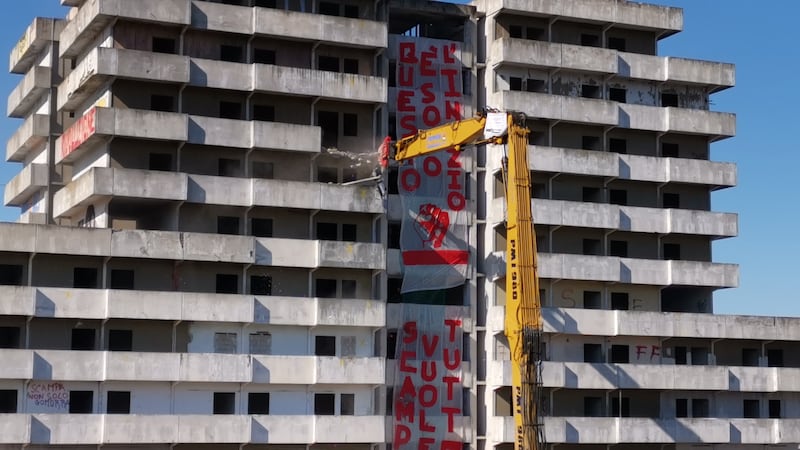 Scampia, al via l'abbattimento della vela verde 10