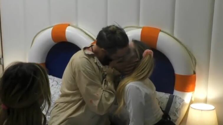 "Hai messo la lingua": scoppia la passione fra Sophie, Alex e Soleil