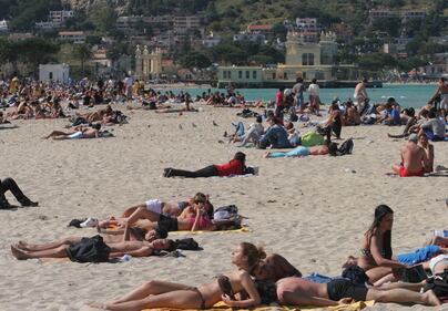 Voglia di mare: a Ostia si torna già in spiaggia 4