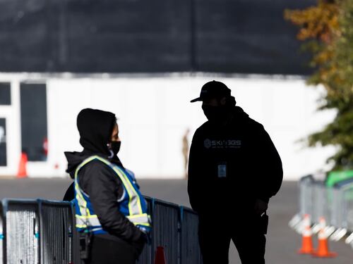 "Un conto da 12 miliardi": monta la rabbia per i migranti a New York