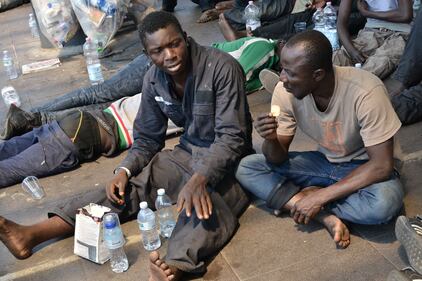 Immigrati scaricati per terra alla stazione di Rogoredo 4