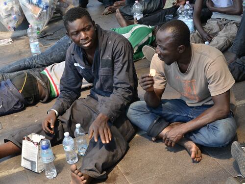 Immigrati scaricati per terra alla stazione di Rogoredo