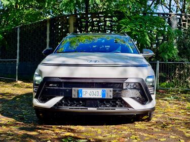 Hyundai Kona Hybrid: la gallery del crossover ibrido da 23 km/l 4