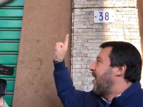 Modena, altro "blitz" di Salvini: "Spaccio? Chiudete il negozio"