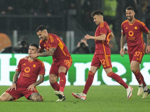 La Roma passa in 10 uomini contro il Milan: vince 2-1 e vola alle semifinali di Europa League