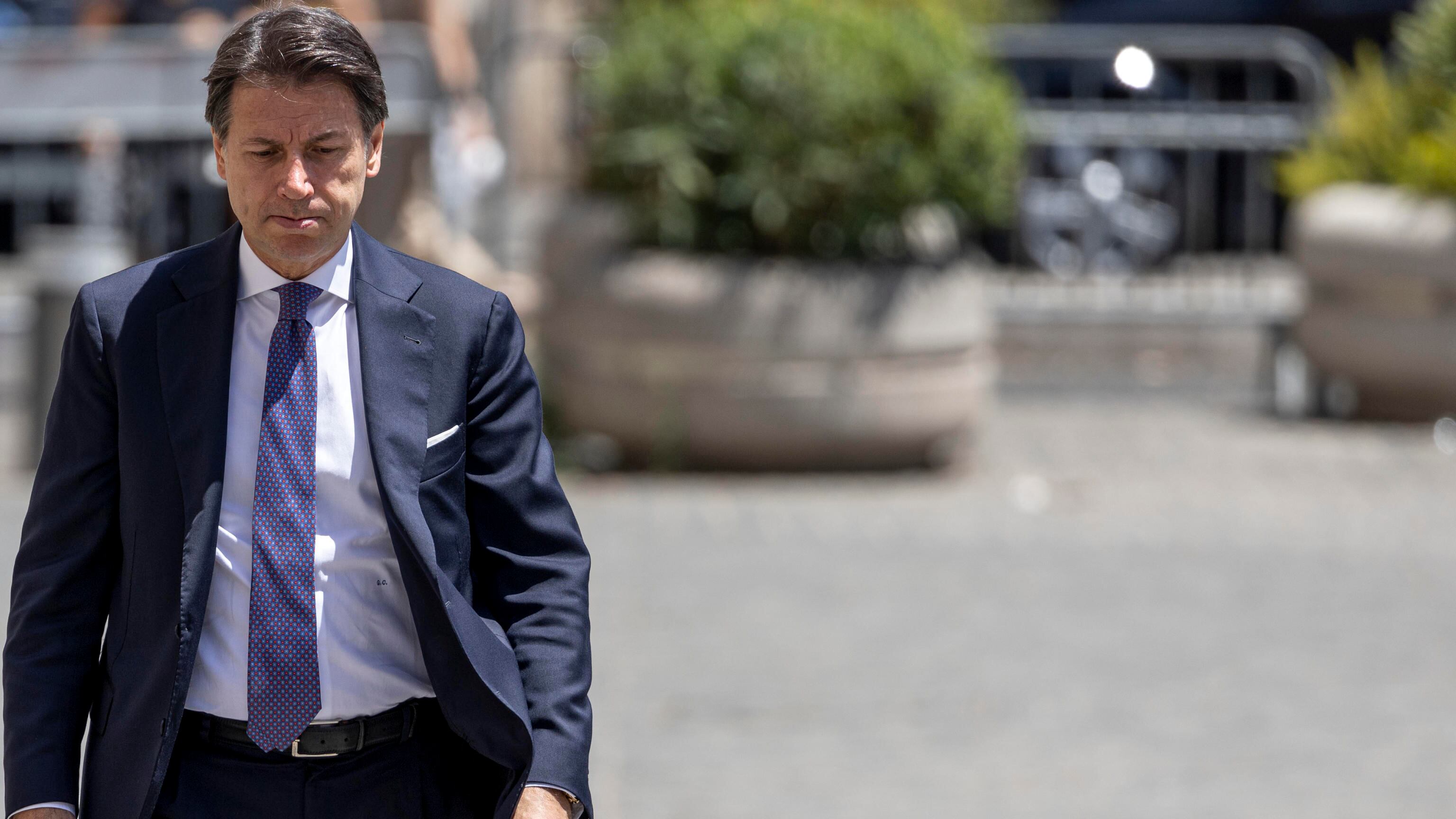 "Ha tradito l'Italia". Ora Conte attacca Draghi