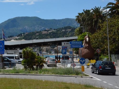 Autista arrestato con 6 migranti: Uber sospende tratta Italia-Francia