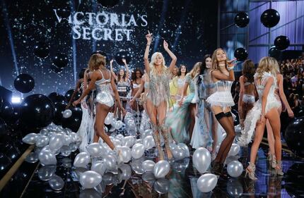 Victoria's Secret, sexy show tra due mesi: le modelle si preparano 12