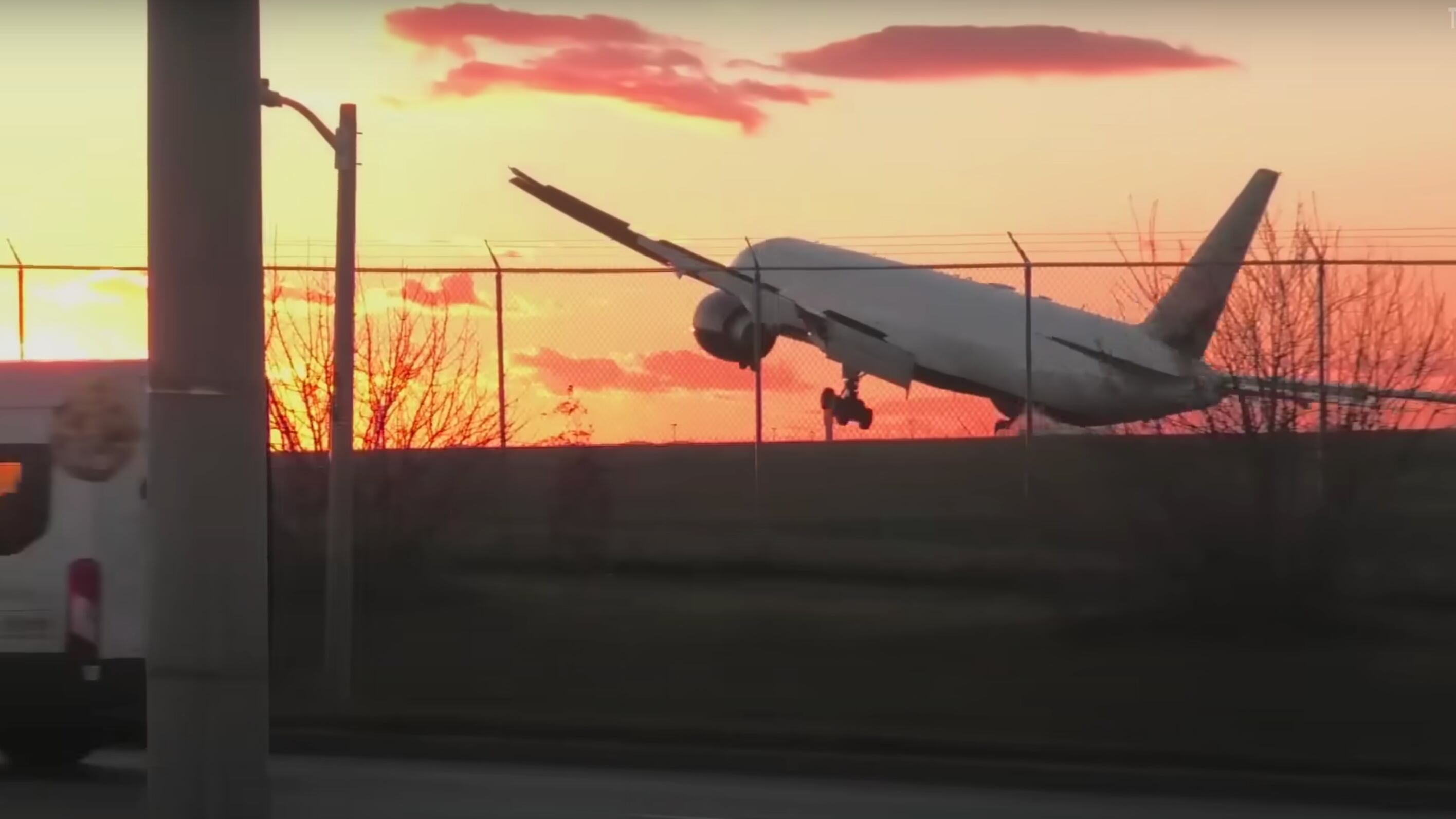Raffiche di vento e atterraggio "di coda": la manovra da brividi dell'aereo