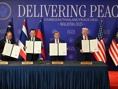 Trump media la pace tra Thailandia e Cambogia: firmato a Kuala Lumpur l’accordo di cessate il fuoco