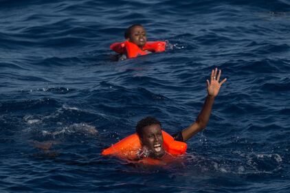 Migranti, naufraga un barcone al largo della Libia 9