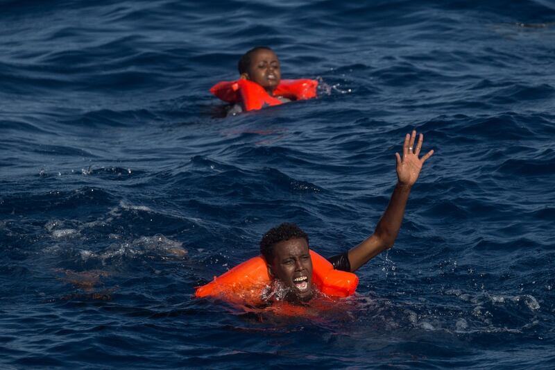 Migranti, naufraga un barcone al largo della Libia 9