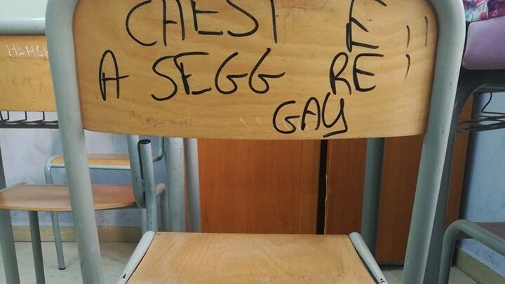 Scrivono "gay" sulla sedia del professore: la usa agli esami