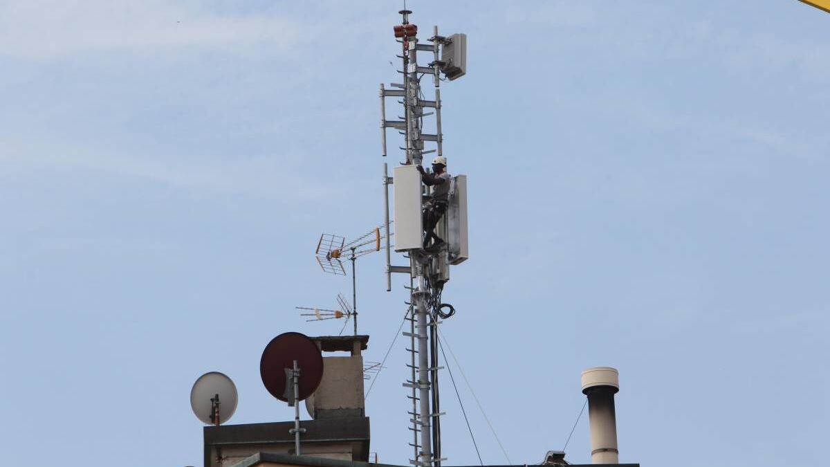 "Devo contrastare il nuovo ordine mondiale". E lo straniero incendia i ripetitori 5G