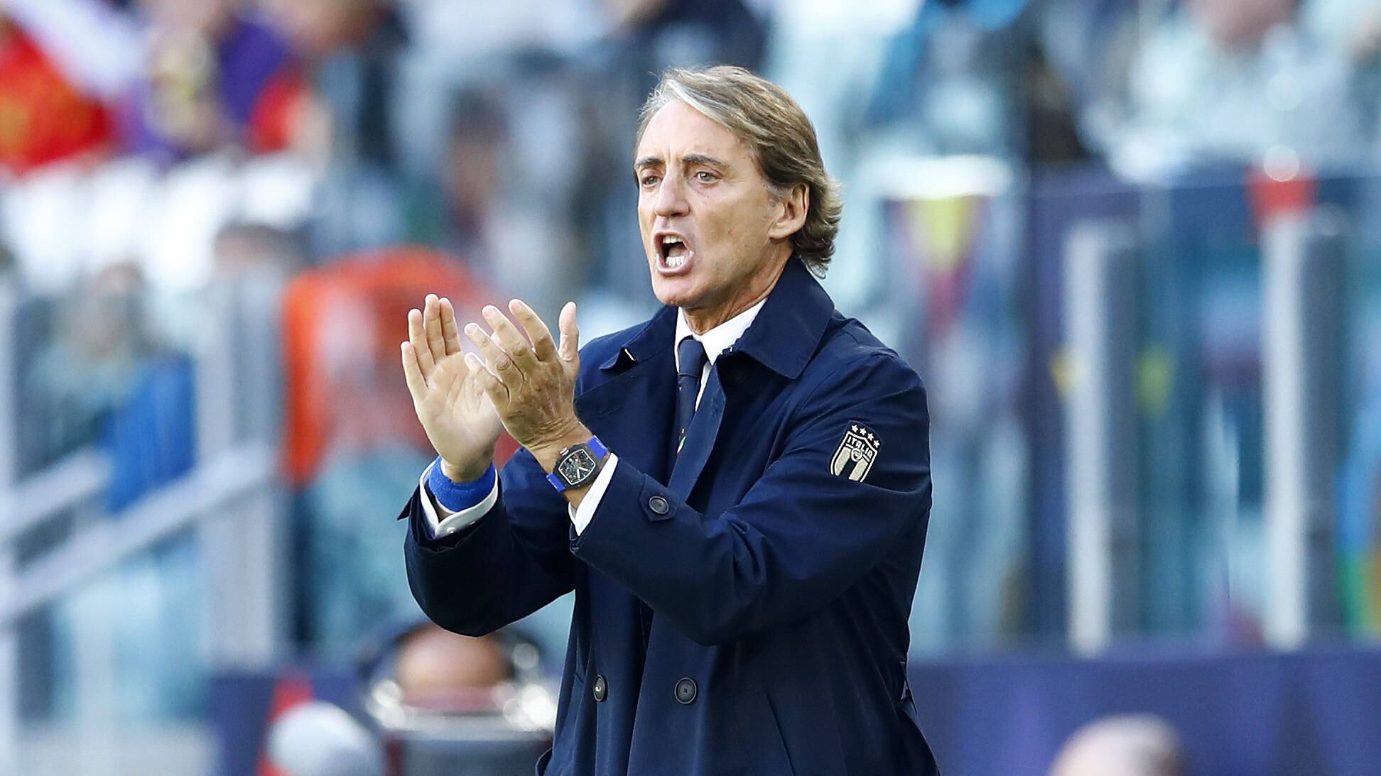 Cresce il pressing sul ct perché non lasci l'Italia. E adesso Mancini apre