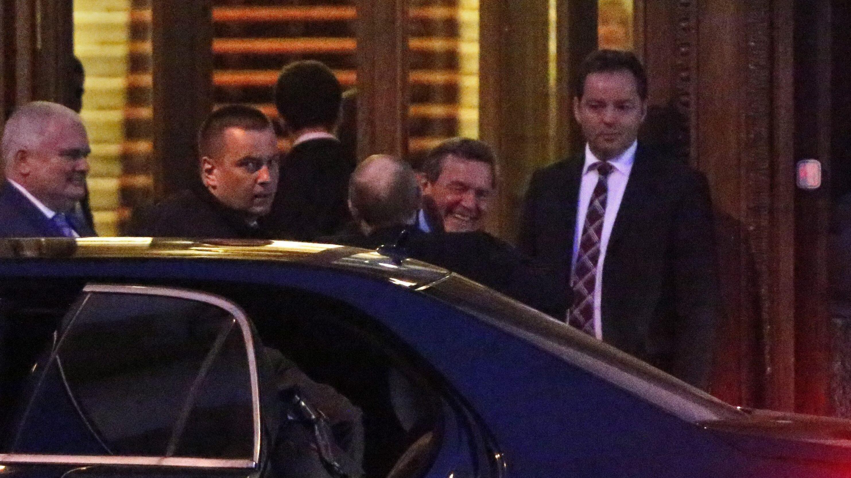 Schroeder abbraccia Putin, imbarazzo a Berlino