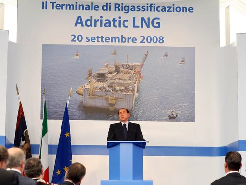 "Loro parlano, io l'ho inaugurato". 13 anni dopo il video del Cav sul rigassificatore è ancora attuale
