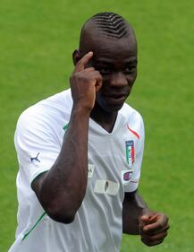 La foto di saluto al Milan è un fake. Il web contro Balo 5
