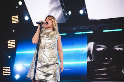 Emma Marrone sexy in camera da letto 21