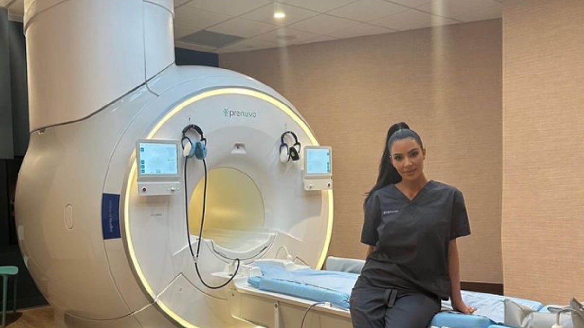"Non possiamo permettercelo". La polemica sul post di Kim Kardashian sul macchinario salvavita