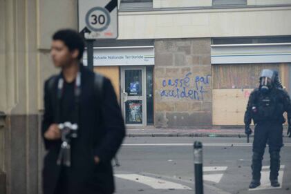 Scontri tra polizia e manifestanti anti Le Pen: numerosi feriti 12