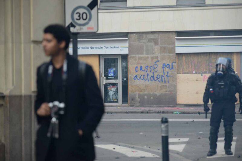 Scontri tra polizia e manifestanti anti Le Pen: numerosi feriti 12