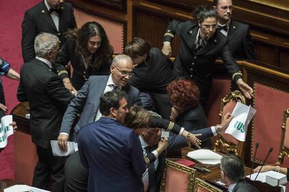 Ius soli, la Lega occupa i banchi del governo: è bagarre 10