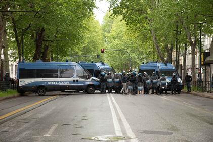 Centri sociali, anarchici e attivisti tentano di sfondare i cordoni di polizia: 30 identificati 11