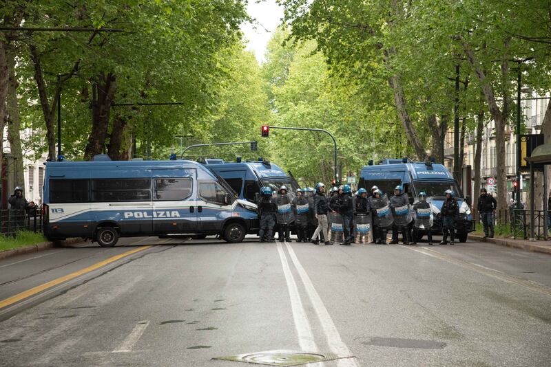 Centri sociali, anarchici e attivisti tentano di sfondare i cordoni di polizia: 30 identificati 11