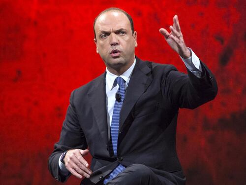Il flop alle urne allarma Ncd. Scontro sul ritorno col Cav