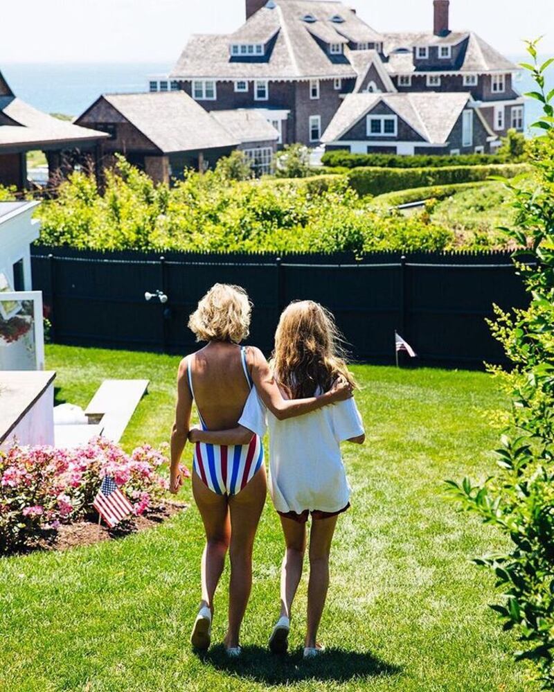 Taylor Swift: i festeggiamenti del 4 luglio con le amiche supermodelle e il nuovo fidanzato Tom 5