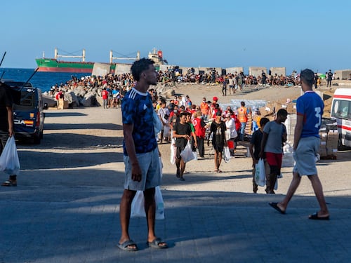 Coltelli, vetri affilati, martelli e non solo: ecco cosa sequestra la polizia ai migranti di Ceuta