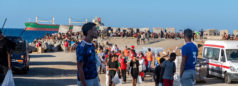 Coltelli, vetri affilati, martelli e non solo: ecco cosa sequestra la polizia ai migranti di Ceuta