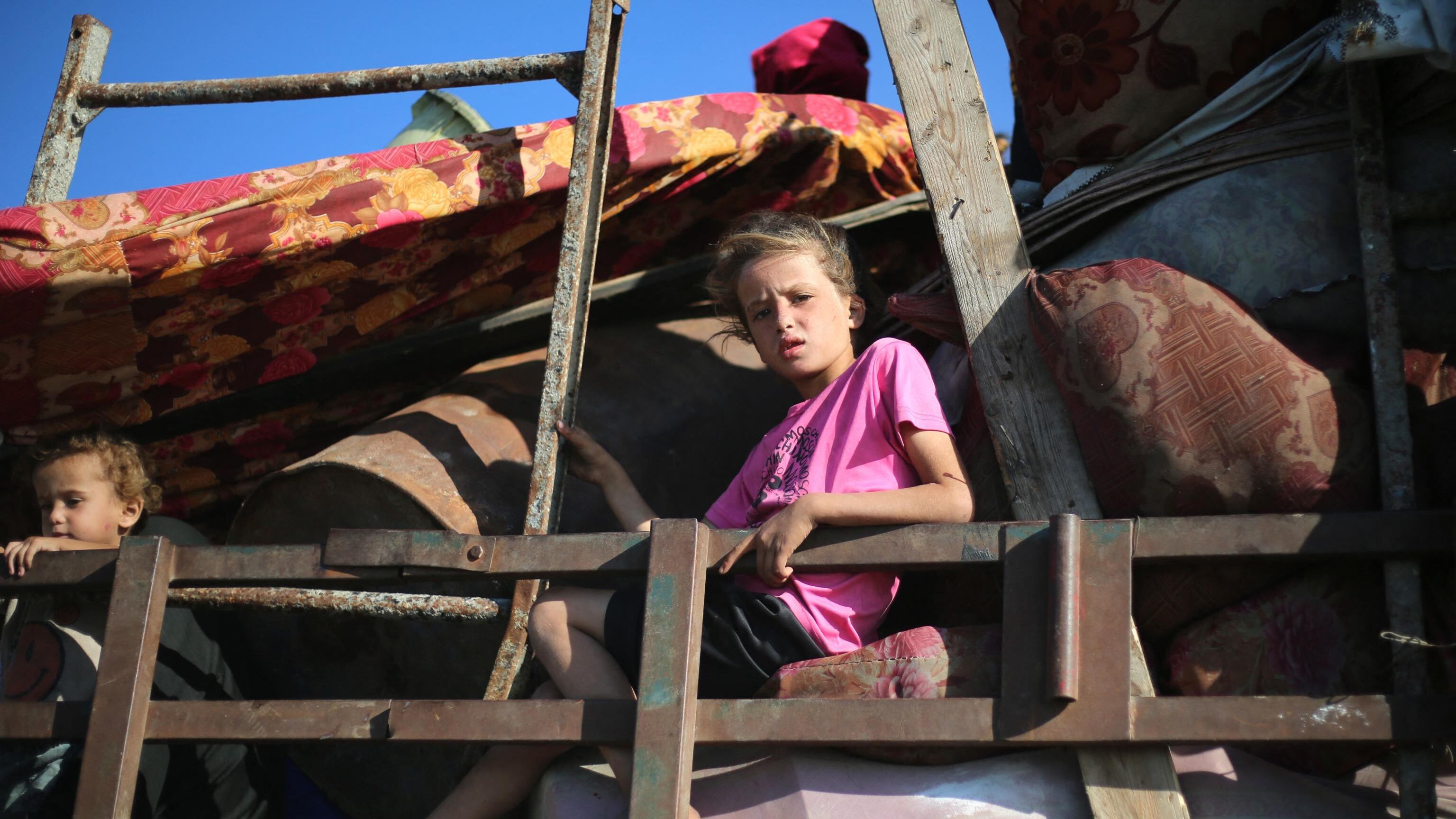 L'esodo disperato per scappare dalle bombe. "Giorni di cammino, dormiamo in tenda"