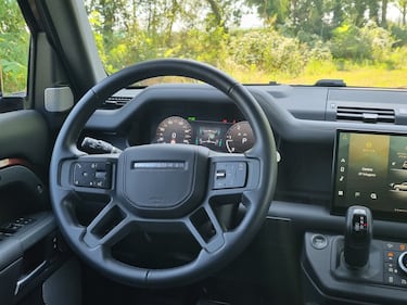 Land Rover Defender 130: guarda la gallery  14